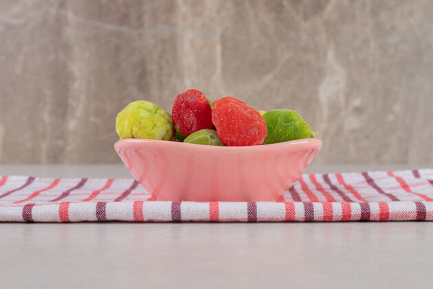 红色粉红色杯子里有五颜六色的干浆果酸味蔬菜产品