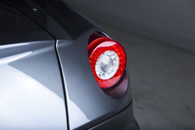 汽车特写镜头的头灯的现代银色汽车汽车动力汽车