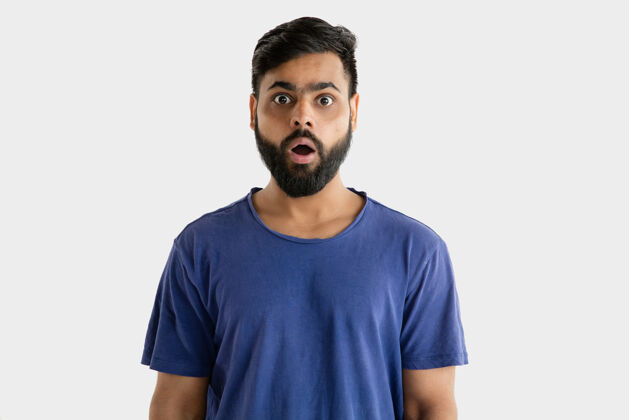 乐趣美丽的男性肖像年轻情绪化的印度教男子穿着蓝色衬衫面部表情 人类的情绪震惊和惊讶惊讶情感肖像