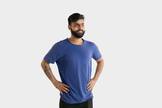 快乐美丽的男性肖像穿着蓝色衬衫的年轻感性的印度教男人面部表情 人类情感站着微笑苗条微笑展示