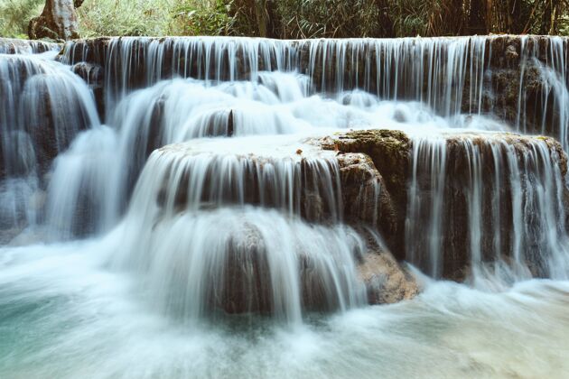 野生老挝琅勃拉邦美丽的热带匡寺瀑布民族新鲜溪流
