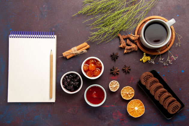 画笔顶视图茶杯内盘和茶杯上底色为深色茶饮彩色照片甜美画笔生的创意