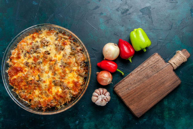 新鲜俯视图熟肉餐 在深蓝色桌子上放着切片肉 奶酪和新鲜蔬菜 食物肉食盘 晚餐烤箱烘烤生的胡椒蔬菜