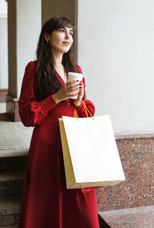 商店拿着包和咖啡杯的中枪女人女实体模型镜头