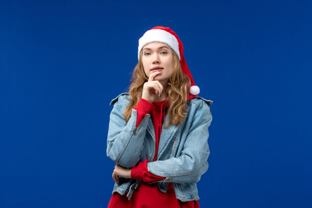 蓝色正面图年轻女性思考一个蓝色的背景色情感圣诞假期思考成人情感