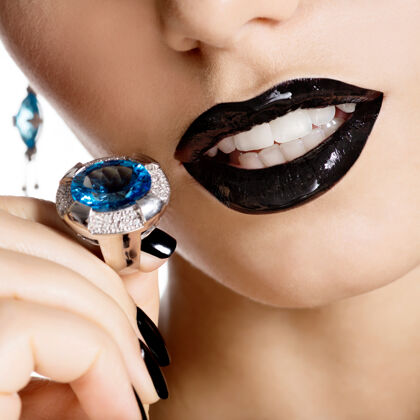 Bijouterie黑色美甲 时尚亮丽妆容的年轻美女特写脸水晶珠宝指甲
