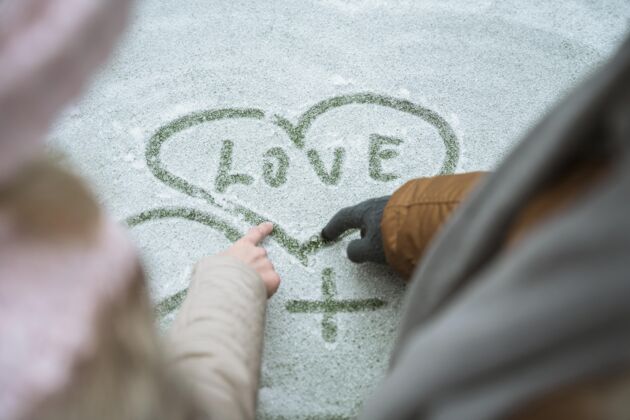 结合冬天的情侣在雪地里写爱情寒冷年轻冬天