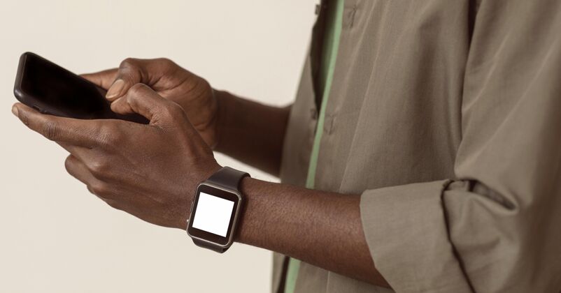 移动男人用智能手机和智能手表智能手机非洲裔美国人美国