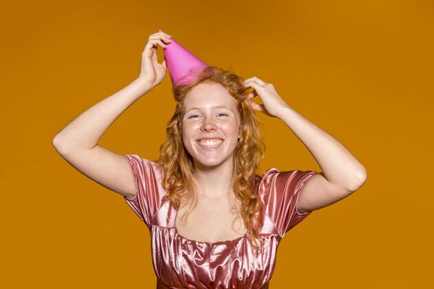 喜庆笑脸红发女人生日派对乐趣周年纪念女人