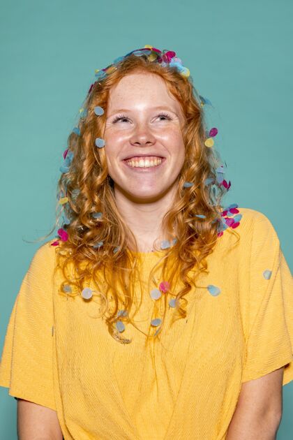 乐趣红发女人头发里夹着五彩纸屑在聚会五彩纸屑女人红发