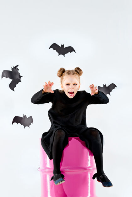 童年穿着黑色长裙和魔法饰品的小女巫恐怖邪恶请客