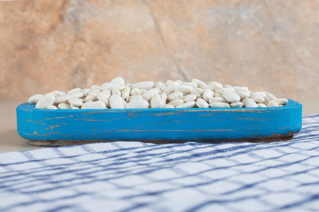 植物白豆放在水泥盘上热带质量素食