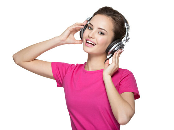 听快乐的年轻女子戴着耳机听音乐女士耳机青少年