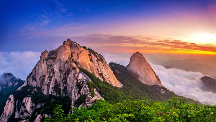 石头韩国首尔的布坎山被晨雾和日出所覆盖顶部登山Seoraksan