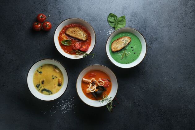 吃四种奶油汤由西红柿 蘑菇 海鲜和罗勒烹饪餐厅素食