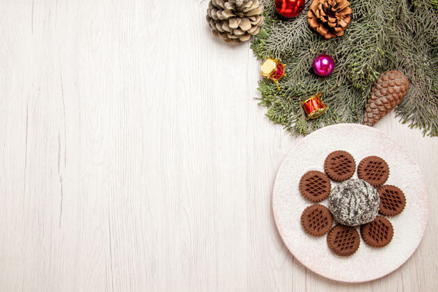 传统俯瞰美味的巧克力饼干和白色的小可可蛋糕饼干糖果饼干