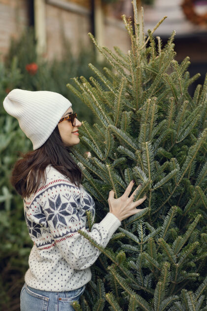购物优雅的女孩买了一棵圣诞树传统杉木销售
