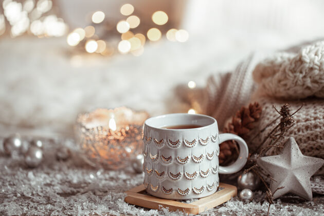 新的美丽的圣诞杯上有一个轻模糊的墙壁热饮家庭舒适和温暖的概念生活构图Hygge