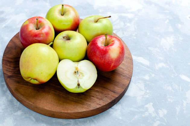 新鲜正面近距离观赏新鲜苹果成熟醇厚水果浅白桌上水果食品维生素彩色照片可食用维生素颜色