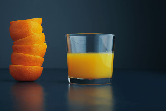 有机橘皮外套靠近玻璃 早餐有新鲜健康的柑橘橙汁 在乡村蓝色的桌子边上可以看到孤立的风景橘子节食食用