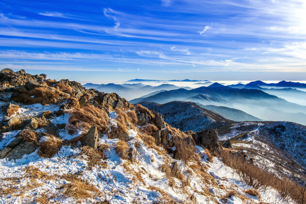 天气韩国冬天的德古山山顶冬天的风景雾向上山