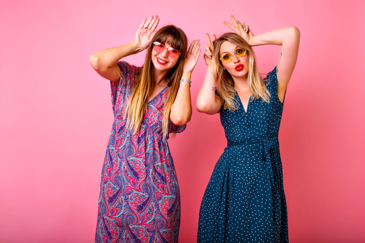 娱乐工作室的两个积极的最好的朋友的女人在粉红色背景的乐趣画像休闲朋友享受