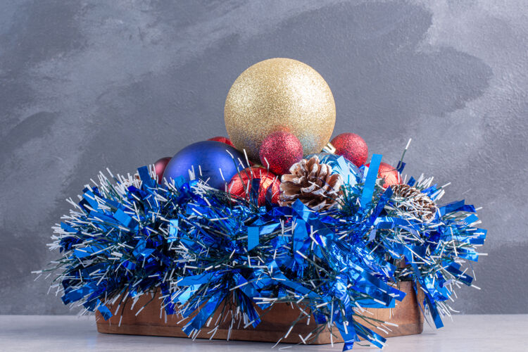 圣诞节把各种圣诞装饰品捆在大理石表面的木板上节日庆祝松树