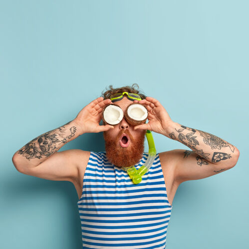搞笑图为搞笑惊喜的家伙用椰子捂着眼睛 留着浓密的姜黄色胡须面具浮潜娱乐