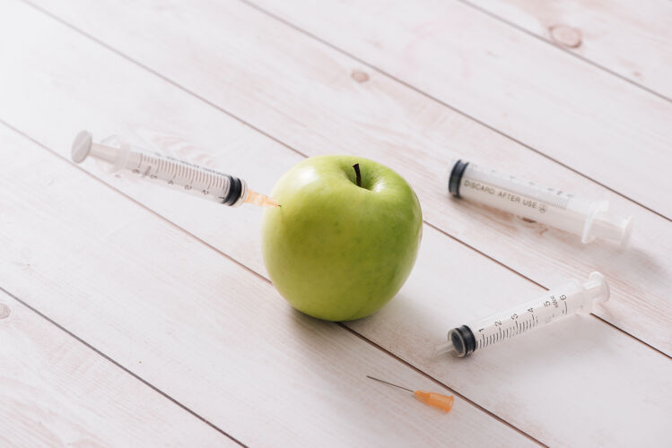 新鲜注射器苹果隔离在白色表面营养科学饮食