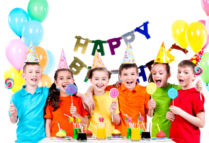 同学一群快乐的孩子拿着五颜六色的糖果在生日聚会上玩得很开心-孤立在白色的地板上食物帽子糖果