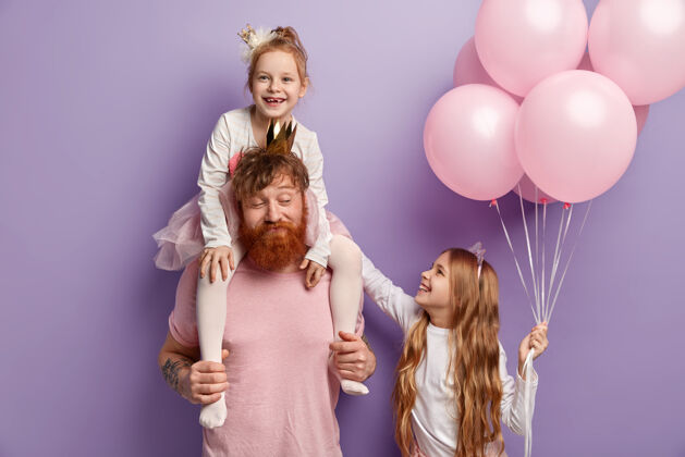 高兴童年与父爱的概念红发爸爸背着小女儿 在生日派对上款待小朋友小朋友送给朋友气球 感受幸福 与世隔绝快乐享受童年