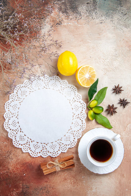 热的一杯红茶的立面图柠檬餐巾和红茶上五颜六色桌子茶碟早餐