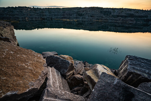 沙漠景观美丽的湖面被一堆堆石头包围着 这些石头是在一个美丽的夜空下繁星点点的矿井里辛勤劳作而成的大面积岩石