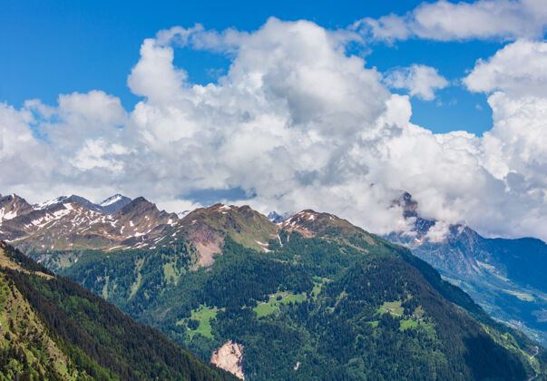 高山阿尔卑斯山圣戈塔多或圣戈塔多山路风景山瑞士