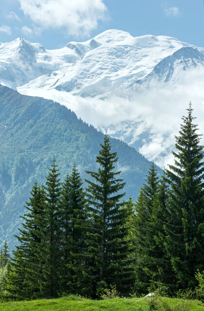 力量勃朗峰山丘（法国夏蒙尼山谷 从普兰乔克斯郊外观看）雪山脊敬畏