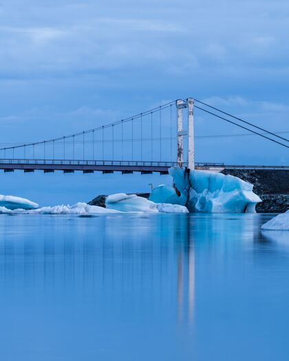 冰山垂直拍摄的桥梁在约克萨隆冰川泻湖在冰岛冰岛桥泻湖