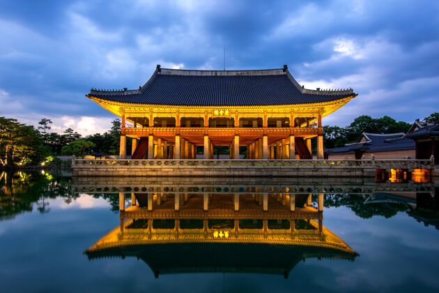 五颜六色晚上在韩国首尔的庆功宫地面地标大门