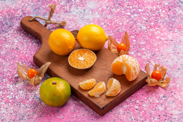 柑橘正面是粉红色背景上的酸橙和柠檬水果柠檬柠檬