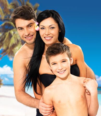 男孩在热带海滩 一个快乐微笑的美丽家庭和孩子的画像男性享受父母