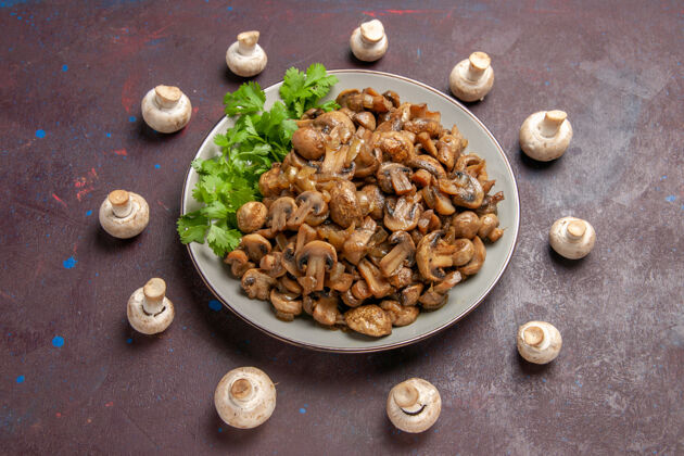 咖啡俯视图美味的蘑菇和绿色蔬菜放在黑暗的桌子上食物菜豆类