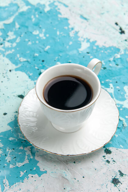生的前视图一杯热咖啡和浓咖啡浅蓝色表面喝咖啡可可睡眠彩色照片可可茶碟早餐