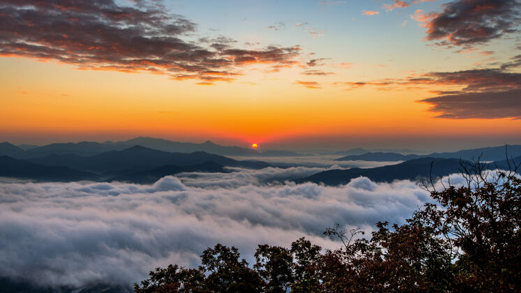 高韩国首尔 晨雾和日出笼罩着色若山山脉岩石树叶山峰