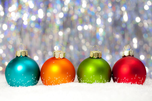 快乐彩色圣诞球的插图球传统装饰品