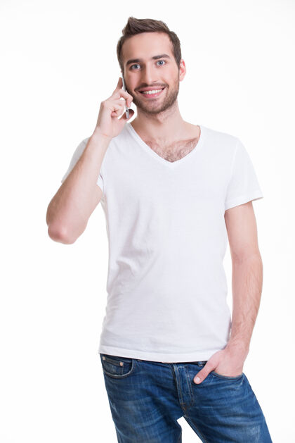 男快乐男人的画像手机在随意呼叫-孤立的白色衬衫电话男