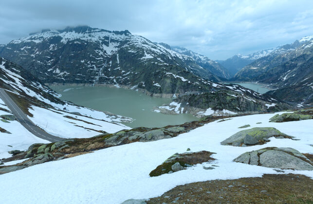 山从山口山顶向北眺望格里姆塞尔 格里姆塞尔临终关怀院和拉特里希斯博登西（瑞士 伯尔尼阿尔卑斯山）湖关雪