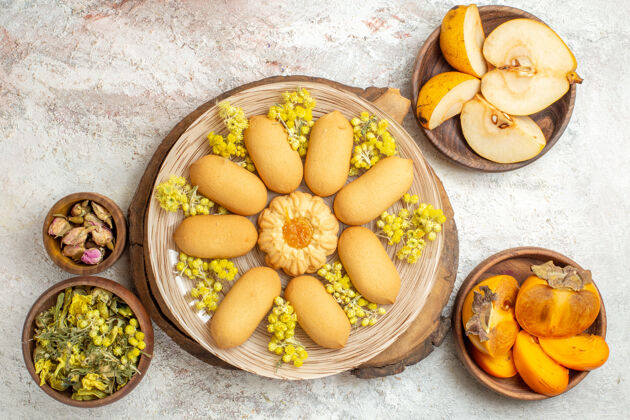 大理石一盘饼干放在木盘上 水果和干花围绕在大理石地面上橙子顶地