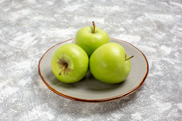 史密斯正面图新鲜青苹果盘内浅白色表面新鲜成熟醇香水果食品维生素新鲜可食用可食用的水果