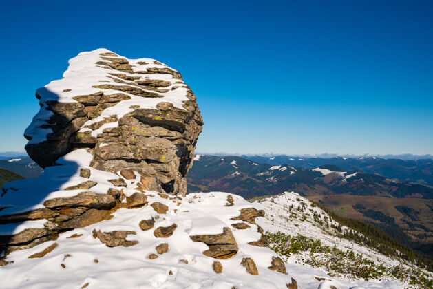 干净美丽的风景被第一场雪覆盖 喀尔巴阡山脉的巨大岩石壁架 湛蓝的天空在风景如画的乌克兰Dzebronya村附近秋天景观谷