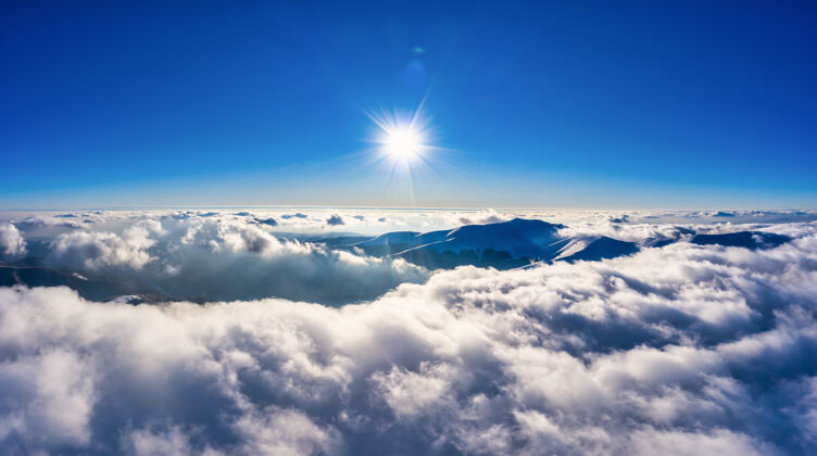 光束秋季飞行穿越蓝天 在喀尔巴阡秋山空中全景无人机拍摄天空云自然夏娃