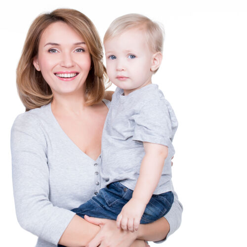 情感快乐的母亲和一个小孩的肖像-白色隔离小积极拥抱